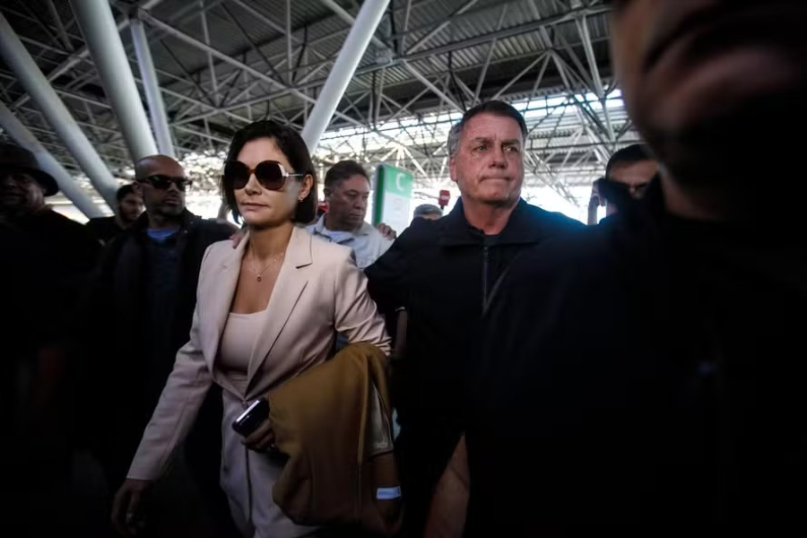 Bolsonaro chora ao falar de perseguição durante embarque de Michelle para os Estados Unidos