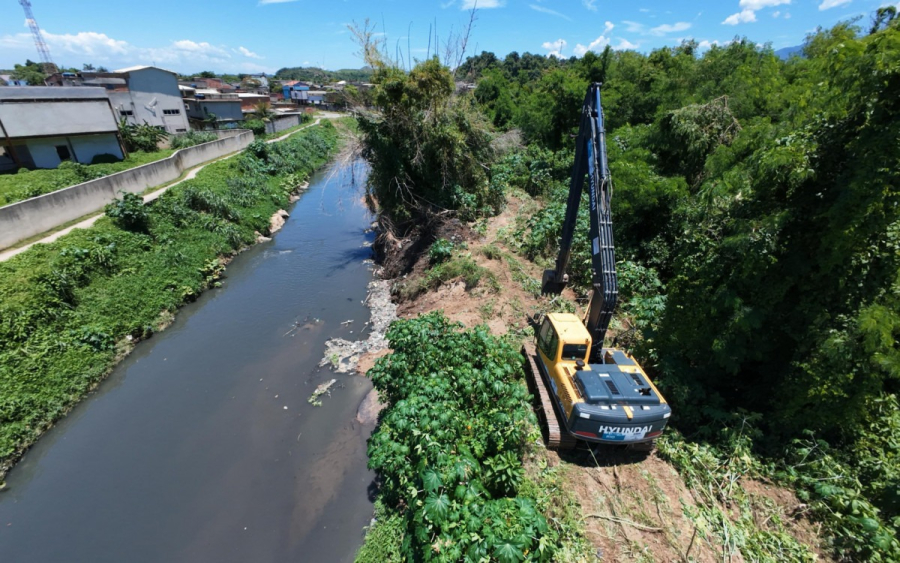 Prefeito Márcio Canella acompanha trabalhos de limpeza do Rio Botas em Belford Roxo