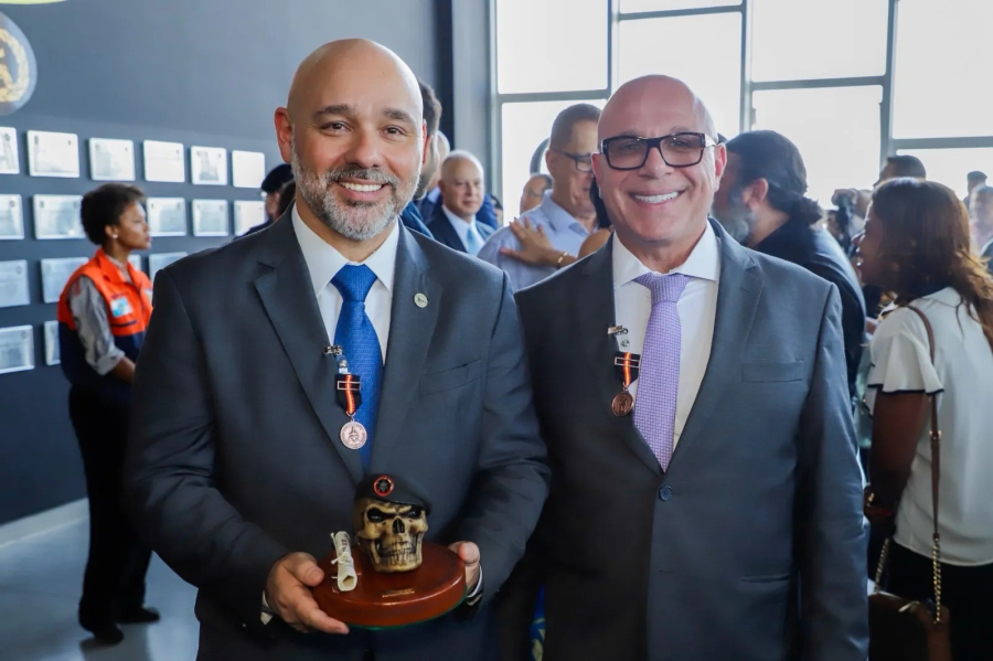 Márcio Pacheco, conselheiro-presidente do TCE-RJ, é condecorado com medalha do Bope