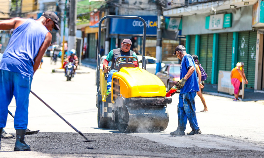 Prefeitura de Meriti realiza limpeza de bueiros e operação 'Asfalto Liso' no Centro